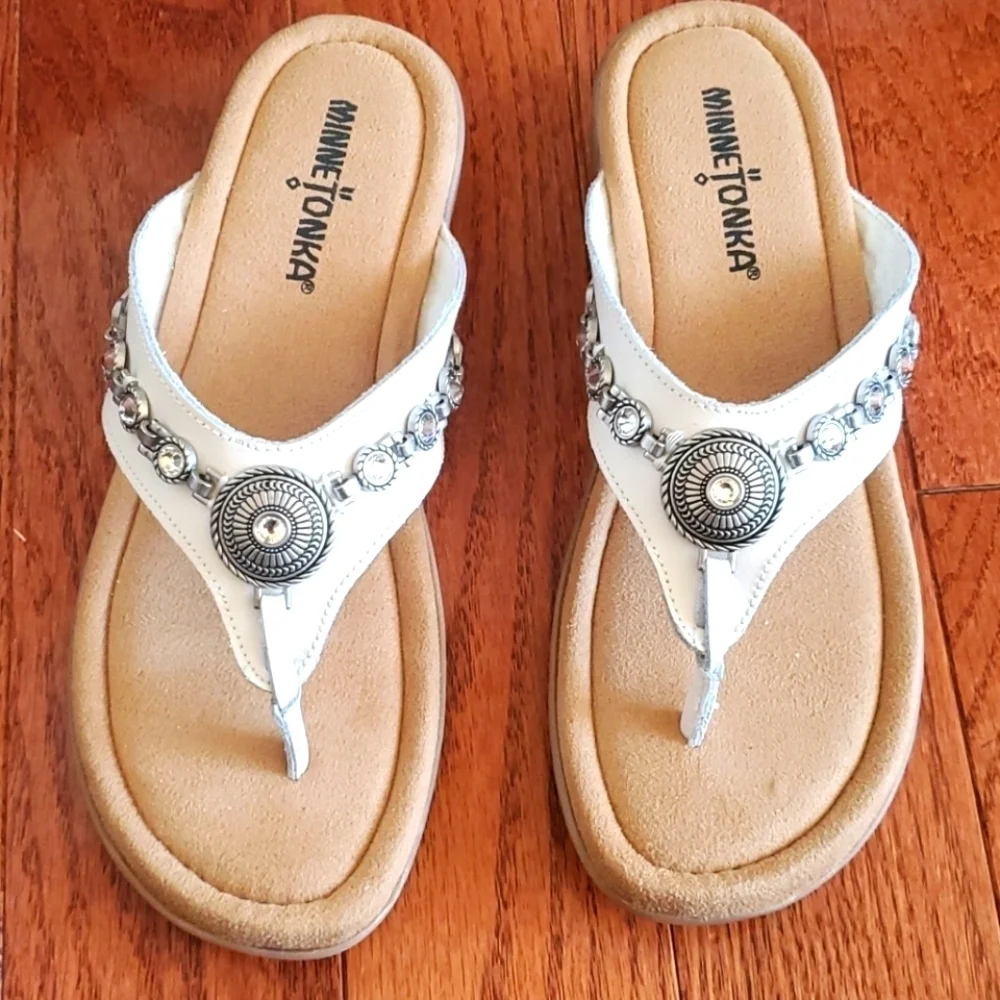 Minnetonka Sable Sandal - Picture 3 of 8